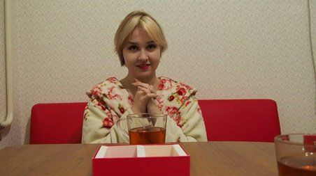 Девушка убежала с дому к соседу попить чайку и поиграть во взрослую игру