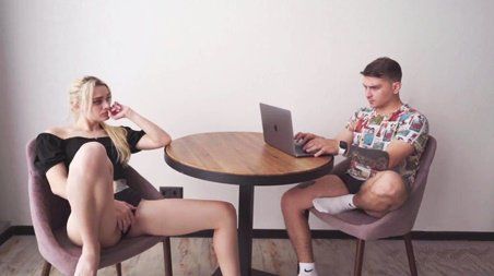 Соблазнила парня на утренний секс, чтобы отвлечь этого жаворонка от постоянной работы