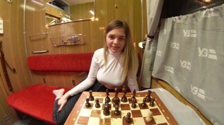 Подцепил симпатичную девушку в поезде и развел на секс