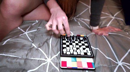 Может сыграем в шашки на минет? Русская цыпа отхватила член за проигрыш