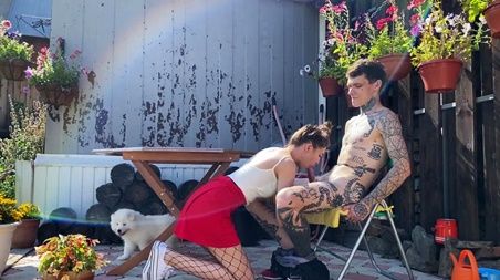 Если парень заскучает, то зовет для минета смышленую соседку