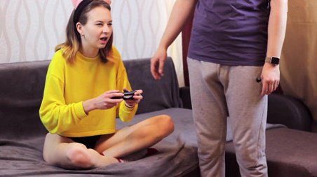 Хорош играть в приставку – пора ублажить брата минетом!