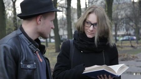 Подцепил на улице культурную девушку и повел домой романы читать