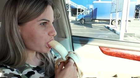 Ух, как секретарша сосет банан и член в машине! Еще немного и кончу