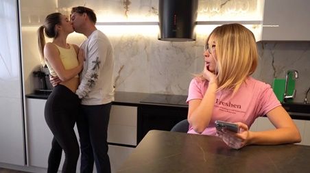 Мачеха прозрела от секса сына и его новой девушки, и начала тайно мастурбировать