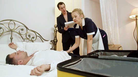 Горничная предоставила самый высокий отельный сервис, чтобы постоялец был доволен