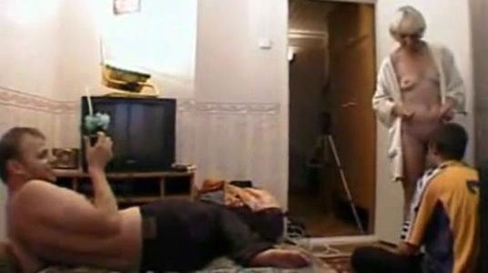 Нарезка русского видео, где мама друга учит парней сексу