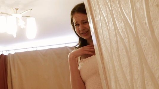 Сестра прибежала к брату, испугавшись грома, и застукала его за дрочкой