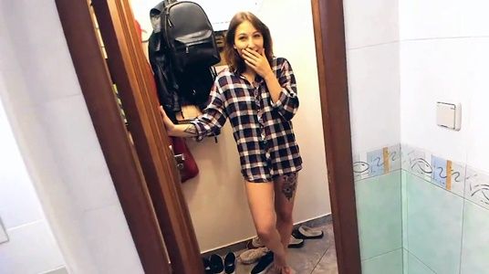 Сестра застукала брата за дрочкой на порнуху, и начала шантажировать