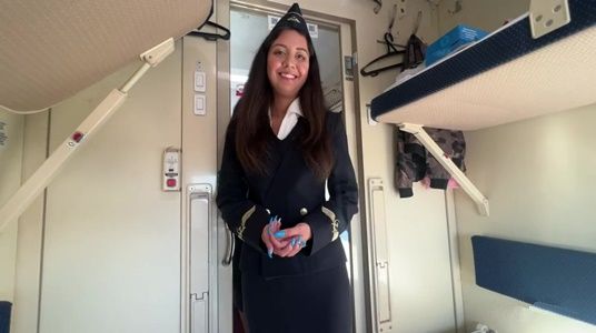 Соблазнил проводницу, которая пришла проверить билет