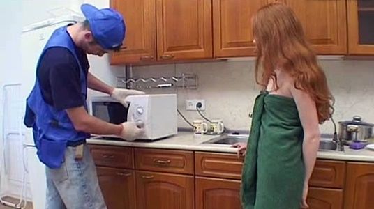 Вызвала рабочего подчинить микроволновку и нарвалась на секс