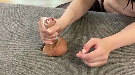 Дрочит маленький член, пока тот сочно не кончит