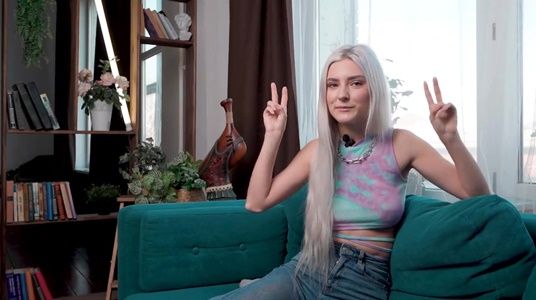 Eva Elfie рассказывает, какой размер члена считается идеальным