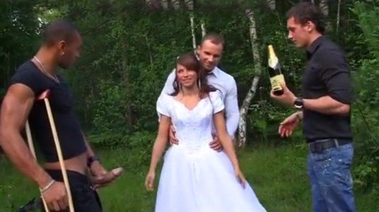 Оформили пьяную невесту на природе все втроем