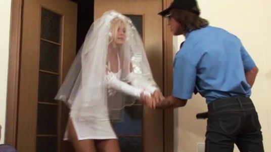 Обыскал невесту и наказал за непослушание