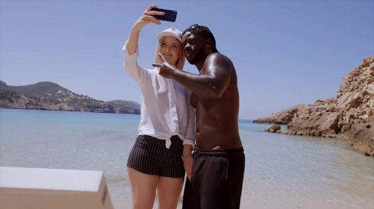 Русская девка поехала на отдых, и сорвала большой черный член