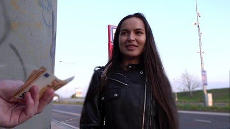 Так и знал, что красивая россиянка станет сосать на остановке за деньги