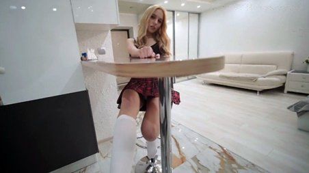 Пришла к бывшему парню домой и помогла ему опустошить яички на кухне