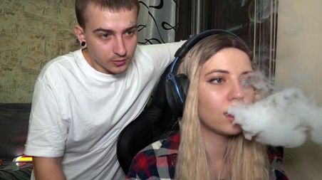 А пока девушка играет в онлайн рулетку, парень под шумок трахаю ее подругу