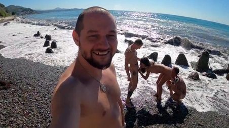 Пацаны с подругой не стали скучать и запилили групповое порно на лазурном берегу