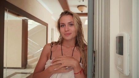 Русская красотка на отдыхе пригласила парня в номер, чтобы поиграть с его членом