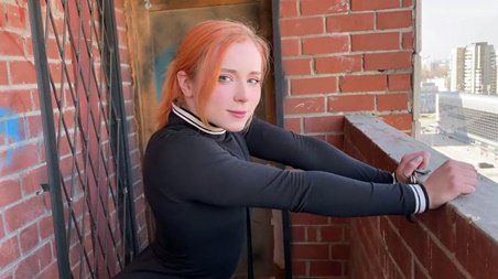 Молодая жена встретила соседа в подъезде и предложила потрахаться