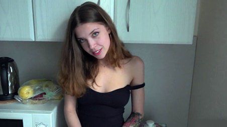 Сводный брат жарит сестренку на кухне, пока варится картошка